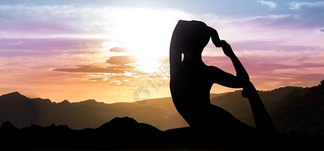日落时瑜伽中的女子休眠姿势图片