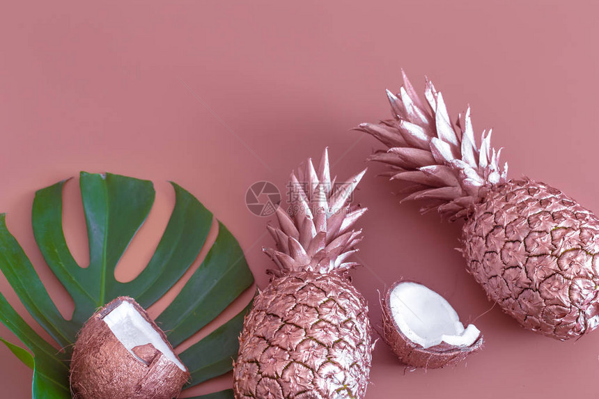 以金色和热带叶菠萝和椰子涂上彩色背景的水果时装色夏季布局创意广告设计To图片