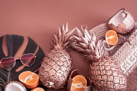 带有金菠萝的夏季热带背景和带有心形眼镜柔和背景创意和风格概图片