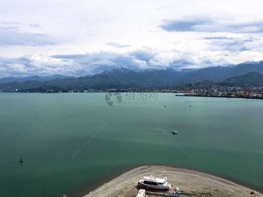 港口和热带海洋水域的许多船只船只游轮和水上的夏季度假胜地有棕榈树图片