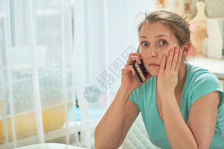 女人说医生牙痛很严重电话里有坏消息绝图片