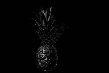 黑底背景黑菠萝上黑色菠萝图片