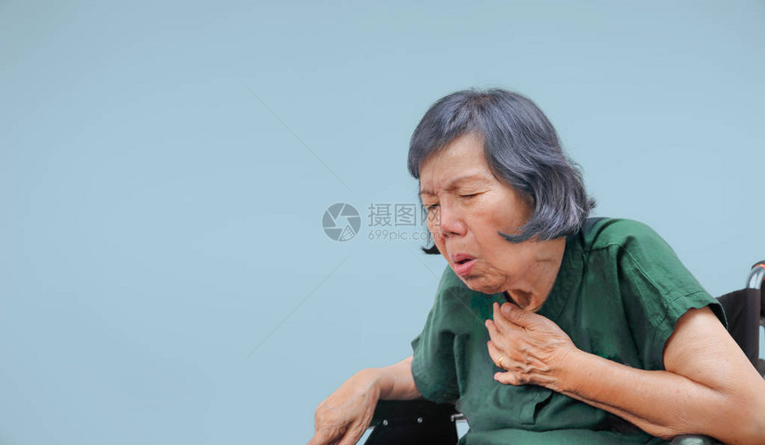 老年妇女咳嗽坐在轮椅上窒息图片