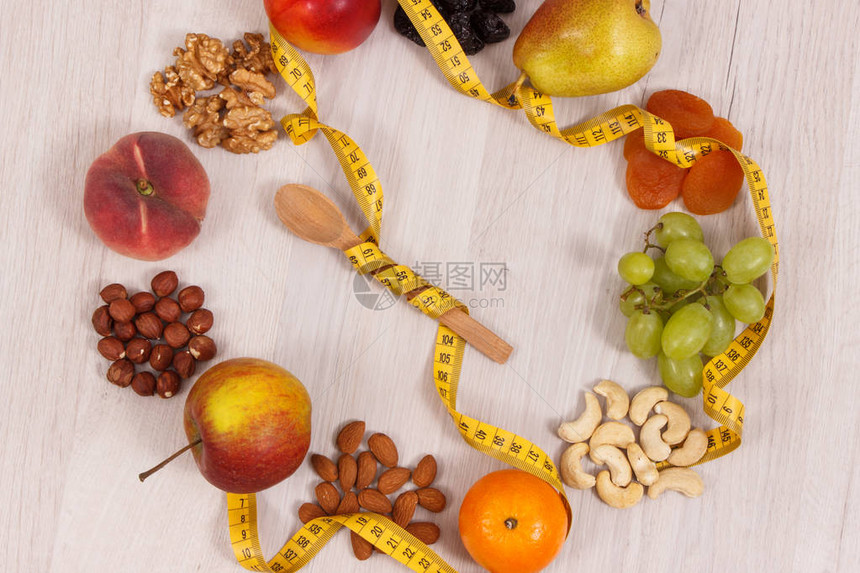 带卷尺的木勺和含有维生素膳食纤维和矿物质的营养食品减肥概念健康营图片