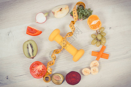 Fuits和蔬菜用于健身和胶带测量的哑铃营养食品的概念健康的生活方式图片