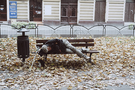无家可归者在寒冷秋天睡在图片