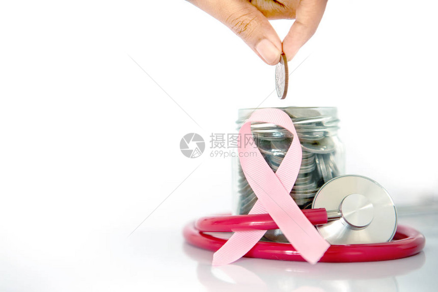 乳腺癌健康保险和医疗保健疾病保险概念的省钱带听诊器的硬币罐和白色背图片