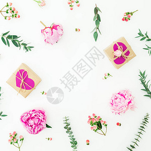 粉红玫瑰高柱和叶树枝以及白色背景上的礼物的花状框架平底图片