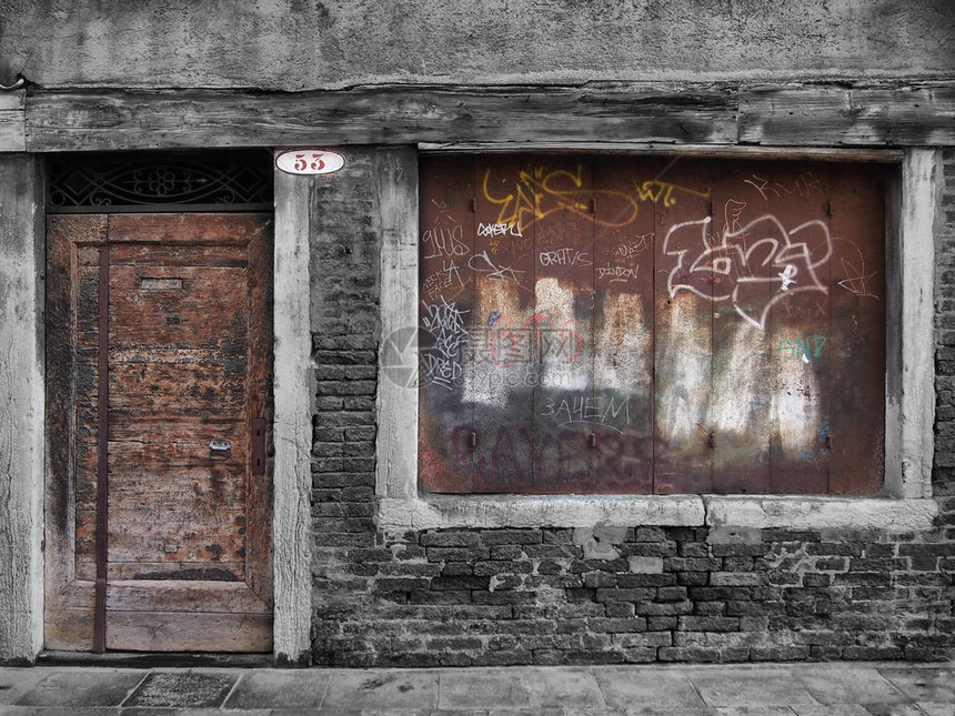 废弃的腐烂商店大楼窗户上盖有套头和图片