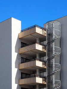 现代公寓有阳台螺旋起火梯和蓝天阳光图片