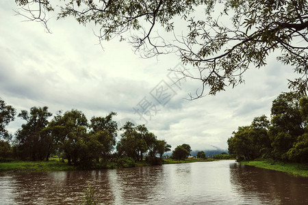 农村山区的肮脏河流潮天气恶图片