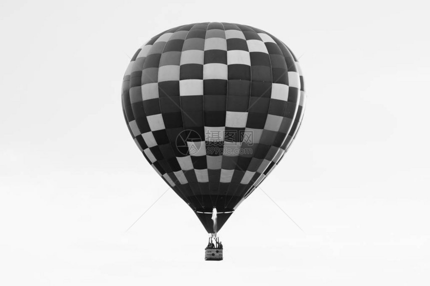 方格多彩姿的气球高在天空单色孤立图片