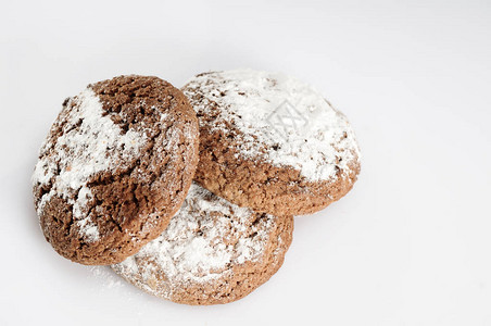 白色背景中用蓖麻糖制作的燕麦饼干图片