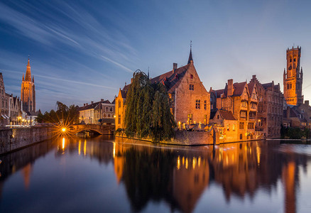 比利时布鲁日一条运河沿线历史中世纪建筑图片