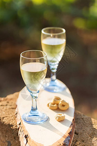 木板上的两杯冷白葡萄酒是传统的意大利小吃图片