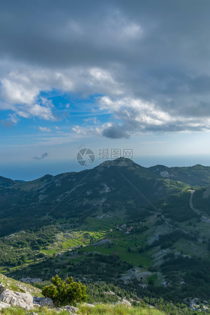 景色村落位于日落之光的山图片