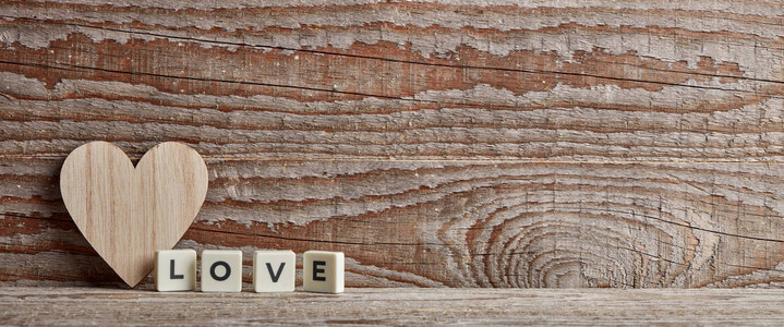 爱情在木背景上写作图片