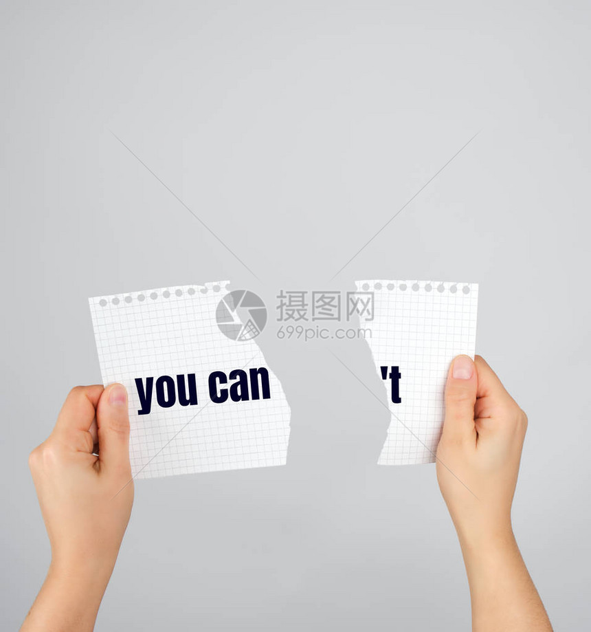 两只手握着纸撕成两半的纸刻字不能图片