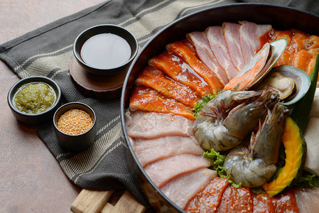 用芝麻装饰的牛肉面图片