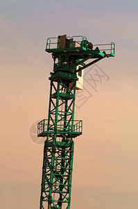 建筑工地塔起重机安装过程对着天图片