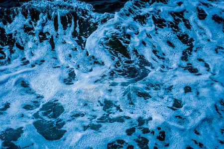 海浪水海的波纹水与白色波浪气泡在暑图片