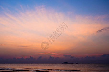 美丽的日落和日出海景天空在暑假时图片