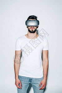 身穿虚拟现实头盔的长胡子男图片