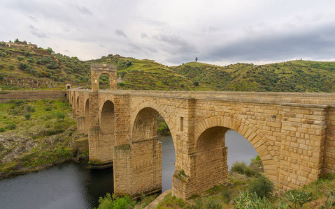 Alcantara大桥也称为Alcantara的Trajan大桥图片