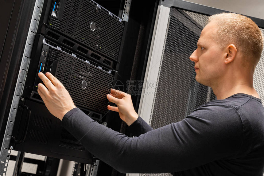 自信的男技术员在企业数据中心安装服务器用于云宿托管服务图片