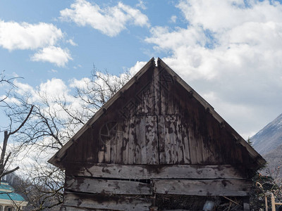 反对天空的老木房子卡拉斯雅波利亚纳索契图片