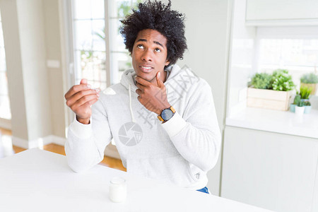 非裔美国人早餐吃健康酸奶图片