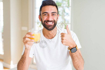 喝健康橙汁的英俊帅哥图片