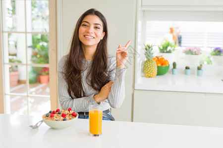 年轻妇女早上吃健康早餐时图片