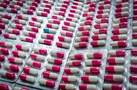 泡罩包装中的许多粉白色抗生素胶囊丸中的杰出蓝白色胶囊抗生素耐药医药行业全球医疗保背景图片
