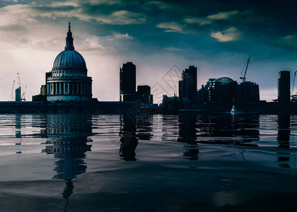 英石保罗的伦敦泰晤士河被淹的数字操纵概念工作背景