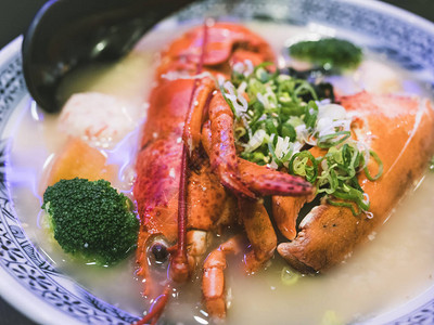 龙虾面汤海食菜风格的图片