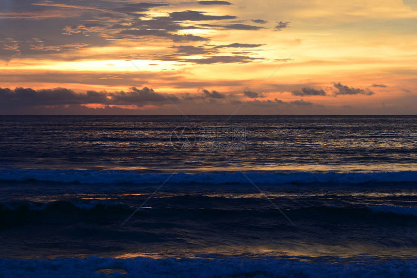 泰国普吉岛萨米拉海滩的日出在海景上五图片