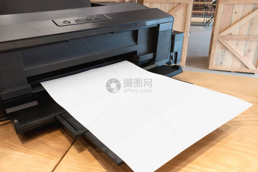 数字纸打印机和木制表格图片