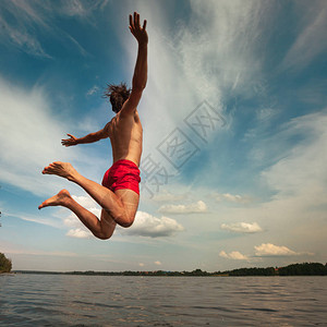 年轻人跳进水里图片