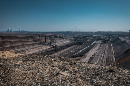 煤矿地貌与大挖土机在德国拳击背景图片