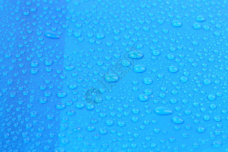 蓝色背景上的水滴蓝色图片