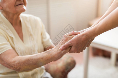 护士握住她的手安慰图片