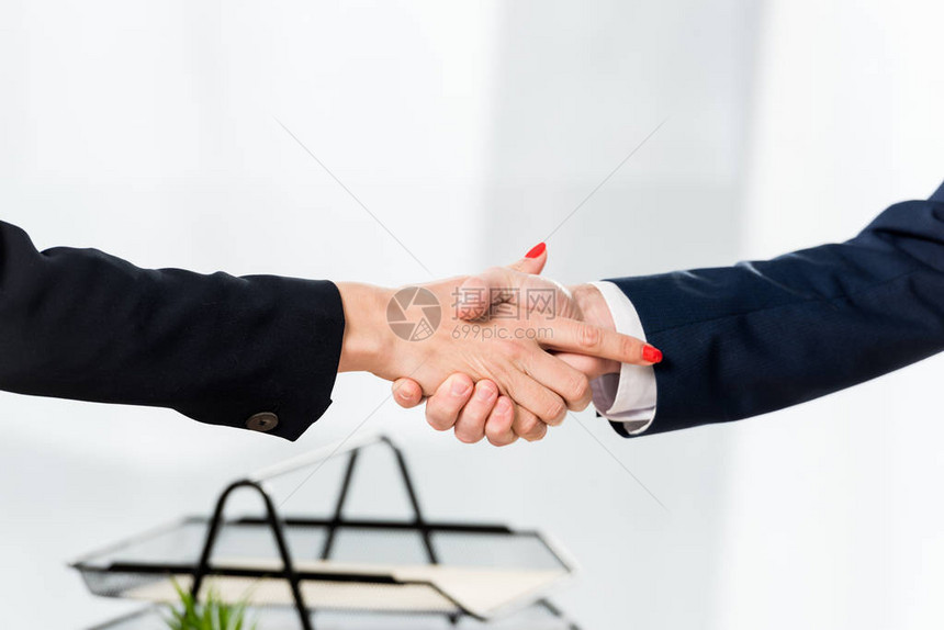 招兵者与在职雇员握手的图片