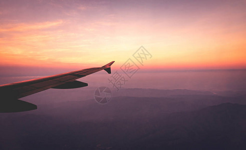 空中机翼在天空中山上景色在日出图片