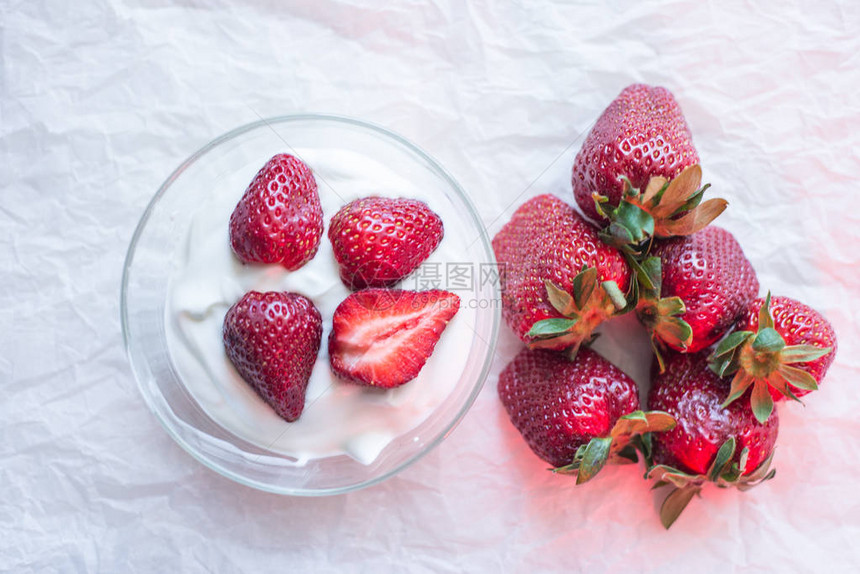 新鲜草莓和奶油图片