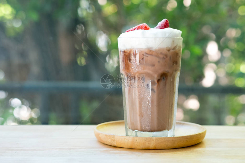 巧克力饮料冻的草莓和奶泡沫在顶部图片