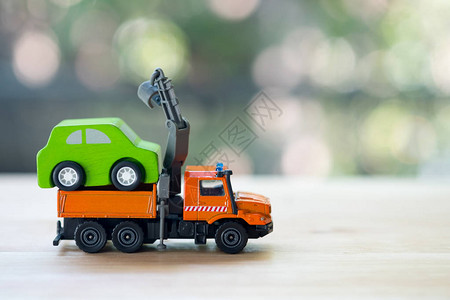 卡车运输上的微型木车卡车运输服务移图片