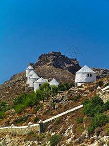 希腊莱罗斯岛一座山丘上美丽的传统白色风车图片