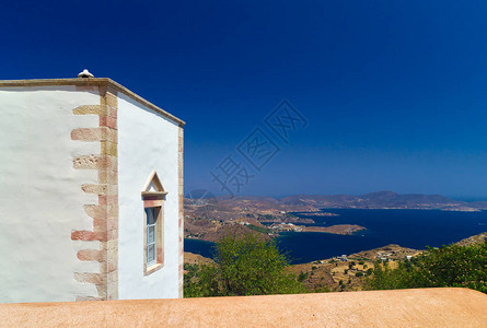 在希腊帕特莫斯岛的圣约翰福音寺院里看到斯卡拉村白色和蓝色对图片