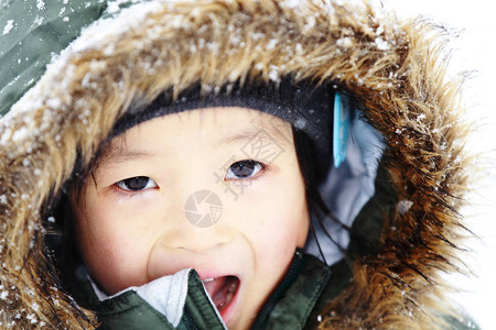 冬天的北海道男孩背景图片